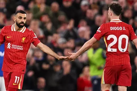 اسم جوتا فجّر دموعه.. جماهير ليفربول تحيي حزن محمد صلاح